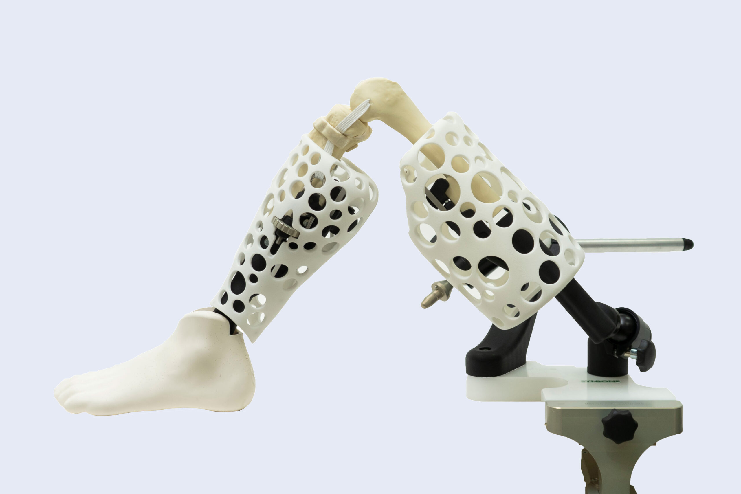 ROB Pro Knee Holder System by SYNBONE, for Partial and Total Knee Replacement applications including Robotic and Navigated training procedures.